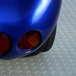 Photo d'une voiture bleue sur un sol de garage fait avec les dalles Daytona