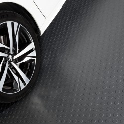 Voiture blanche sur un sol de garage en dalles PVC Premium Mustang gris foncé