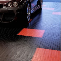 Sol de garage noir et rouge (dalles PVC Mustang Premium) avec une voiture noire