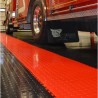 Camion de pompier dans un garage dont le sol est fait de dalles PVC encastrables traitées au PUR brillant